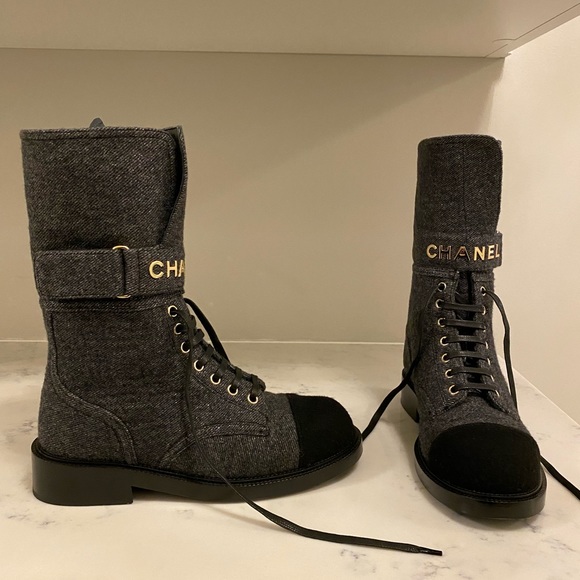 CHANEL Fall-Winter 2021 dark grey/black lace up tweed boots - Picture 3 of 7